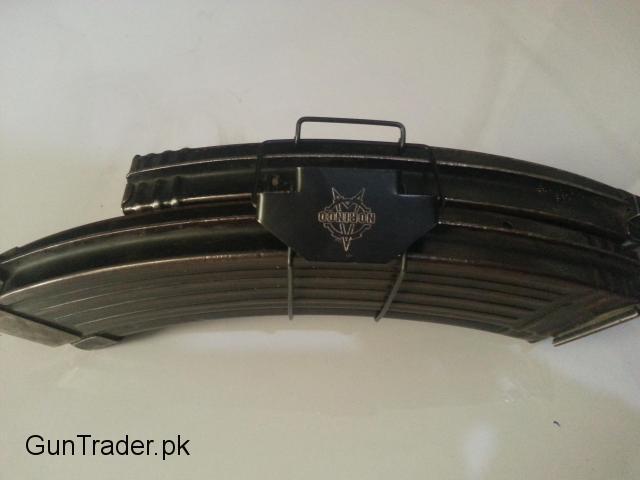 Universal magzine clipper. Holds Ak47 (russian+Chinese)magazines as well as M4 and M16 magzines - 1/3